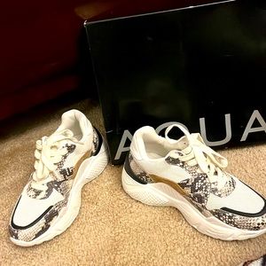 Thick soles sneakers/ tennis shoes